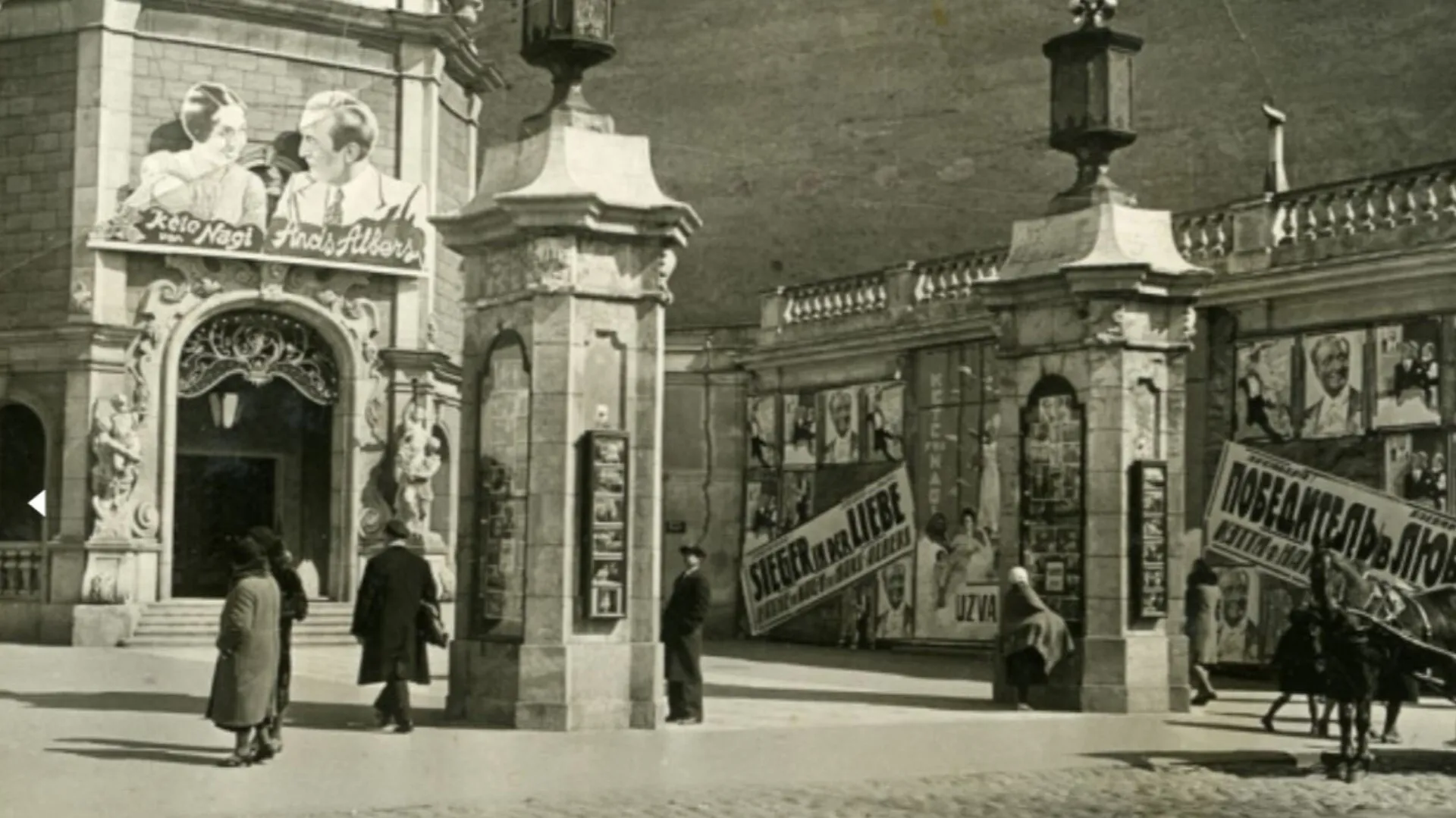 Vēsturiska fotogrāfija ar kinoteātra Splendid Palace ieeju