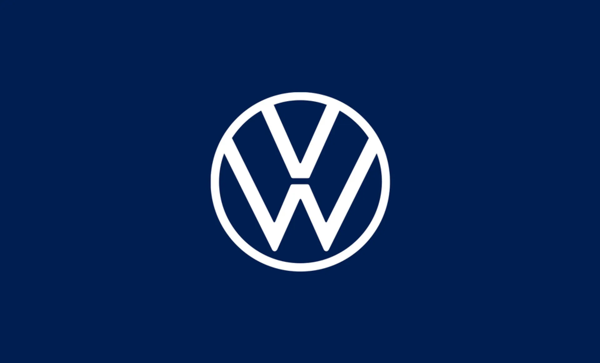 Volkswagen logotips uz tumši zila fona